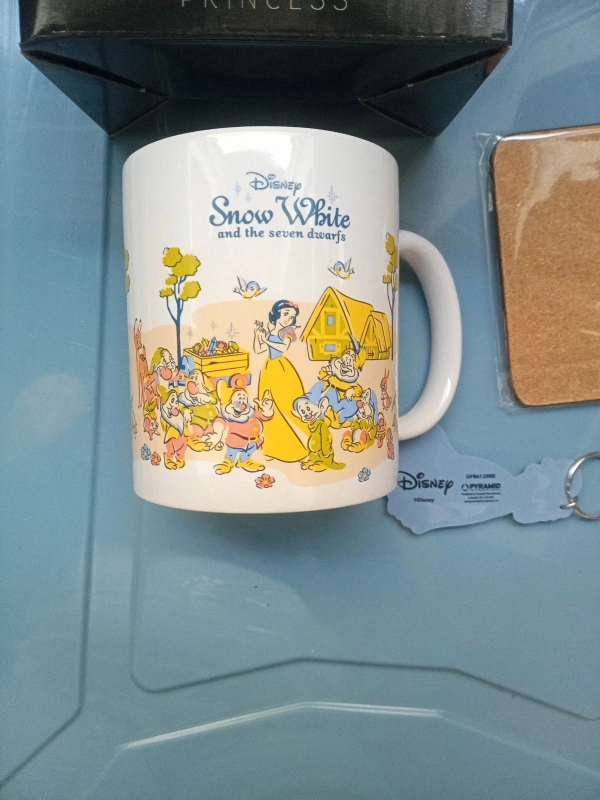 Set de regalo Disney Princesa Blancanieves (Taza, Posavasos, Llavero) – photo 9